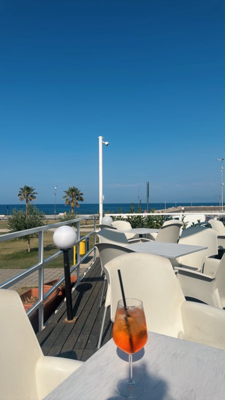 Uno spritz sulla terrazza con il mare sullo sfondo