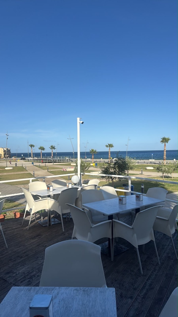 La terrazza de Il Veliero con vista sul mare